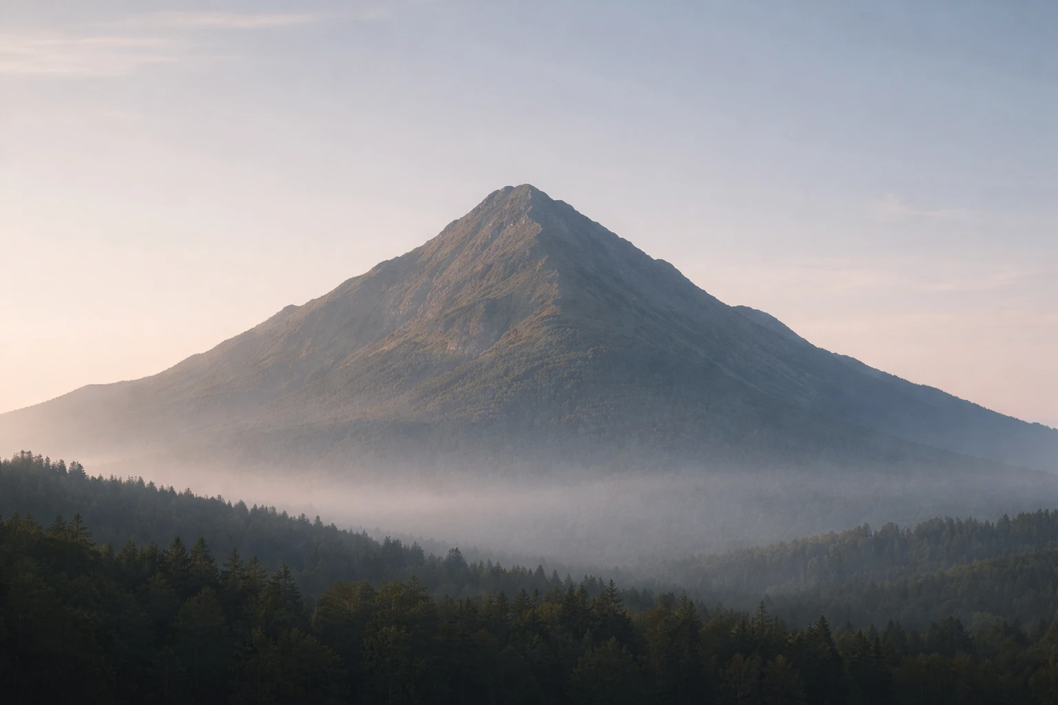 montaña con base amplia y cima tranquila como metáfora de estabilidad en la postura de meditación