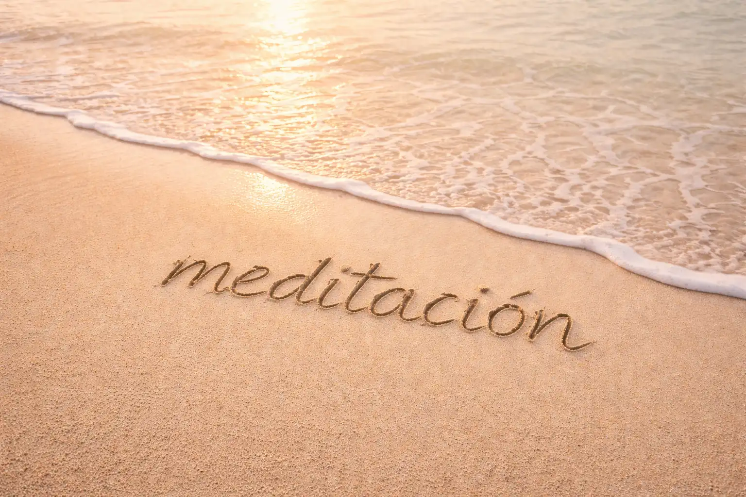 meditación escrita en la arena de la playa con olas suaves y mar calmado